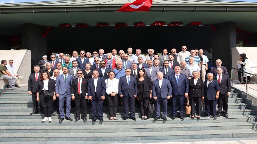 Demokrat Parti Adnan Menderes'i Kabri Banda And